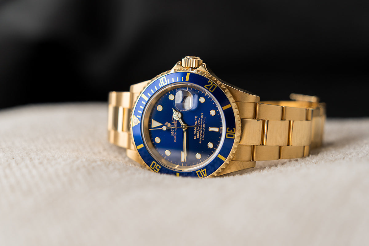 Rolex Submariner Date 16618 – Gelbgold, blaues Zifferblatt, Fullset – Schraegansicht
