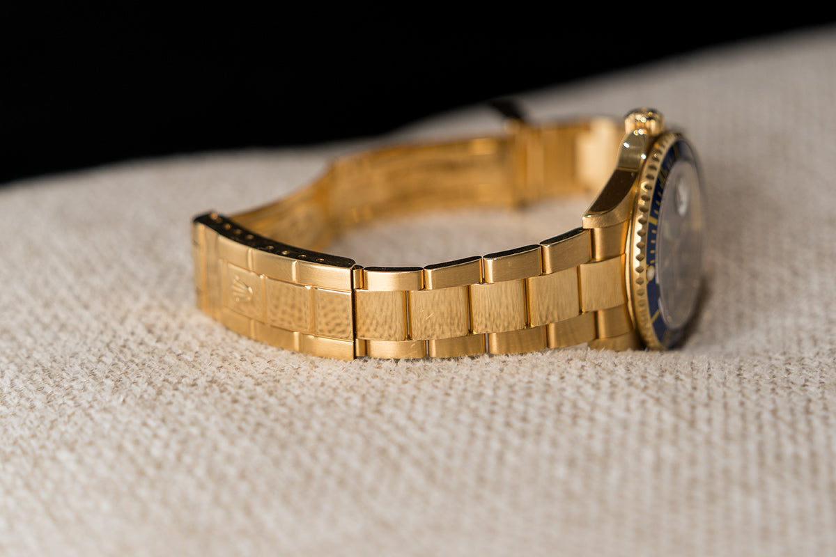 Rolex Submariner Date 16618 – Gelbgold, blaues Zifferblatt, Fullset – Band und Gehaeuseseite