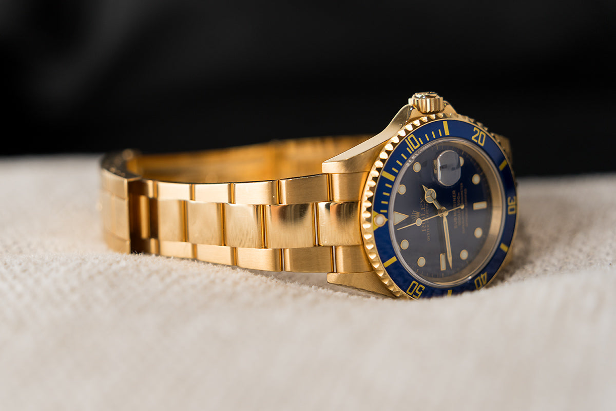 Rolex Submariner Date 16618 – Gelbgold, blaues Zifferblatt, Fullset – Alternative Gehaeuseansicht